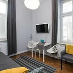아파트 Perfect Place To In City Center 28m2 W1 *